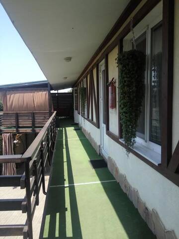 Фото номера Двухместный номер с 2 отдельными кроватями Мини-отель Guest yard Vivat г. Velikodolinskoye 7