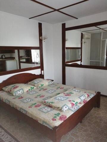Фото номера Двухместный номер с 1 кроватью Мини-отель Guest yard Vivat г. Velikodolinskoye 13